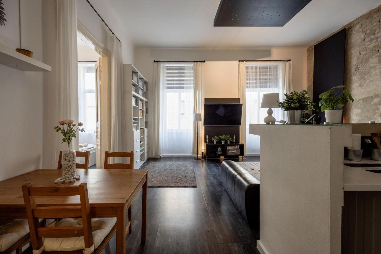 Spacious Apartment Almassy Budapest Eksteriør bilde
